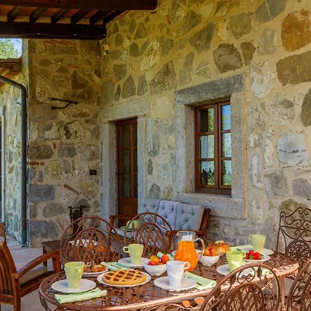 Villa Montebendico 6, Emma